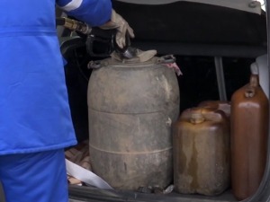Гориво се може точити и ван резервоара, али не у пластичне флаше