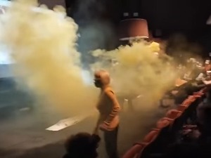 Нови Сад, димне бомбе на седници о Генералном урбанистичком плану