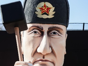 Како сам престао да бринем, замрзео Русе и заволео атомску бомбу: Рат под гасом Како сам престао да бринем, замрзео Русе и заволео атомску бомбу: Рат под гасом