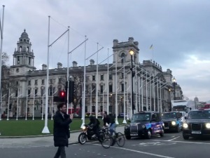 Украјинске заставе вијоре се Лондоном, врата британског конзулата затворена за избеглице