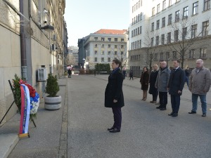 Премијерка и министри положили венац на спомен-плочу Зорану Ђинђићу
