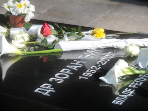 Делегација ДС-а положила венце и цвеће на Ђинђићев гроб