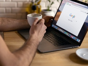 Гугл не може заменити лекара, колико су опасне терапије које нам препоручује