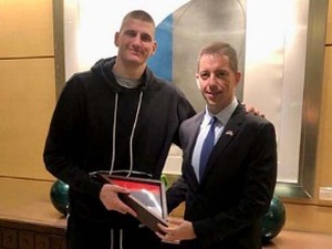 Амбасадор Ђурић уручио Николи Јокићу заставу Србије