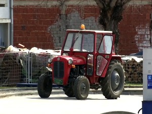 Тракторe возе 40 километара до техничког прегледа, како Сврљижани региструју пољопривредне машине