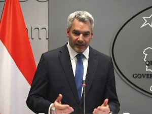 Аустријски канцелар у Приштини,  за бржи приступ ЕУ