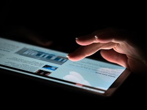 Зашто пре кликнемо на лошу него на добру вест и колико је то опасно по здравље