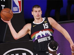 Порази Денвера и Атланте упркос доброј игри Јокића и Богдановића