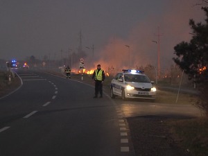 Гори суво растиње на периферији Кикинде, ватра пришла близу првих кућа