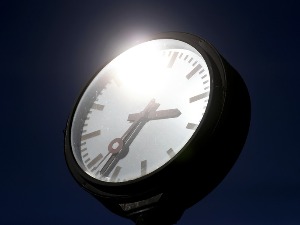 Почиње летње рачунање времена, ноћас померамо казаљке за сат унапред