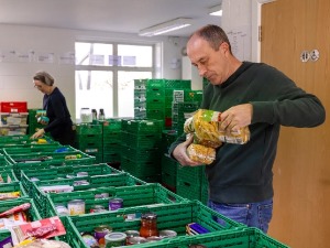 Све више Британаца средње класе спас тражи у добротворним банкама хране