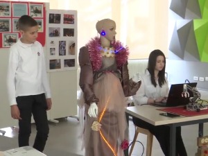 Робот Хелга сарадник у настави – женских руку дело