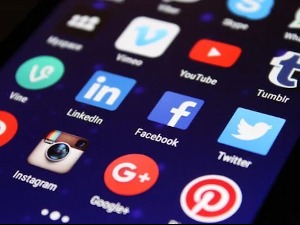 Да ли ваш тинејџер зна да разликује праву од лажне вести