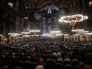 Ноћна молитва муслимана у Аја Софији, први пут након 88 година