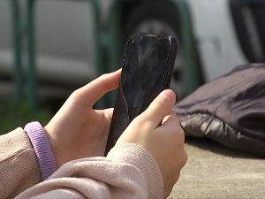 Ограничење времена које дете проводи на телефону није решење, како поступити