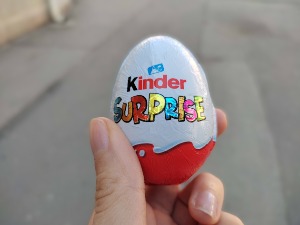 "Киндер јаја" повучена из продаје у више европских земаља, спорне серије нема у Србији