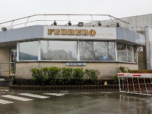 Белгија обуставља производњу у "Фереровој" фабрици због салмонеле у "киндер јајима"