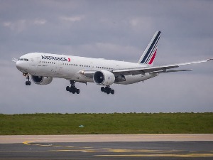 Отказале команде Ер Франсовог авиона током слетања код Париза, пилоти једва спасли авион