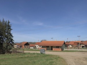 Избегличко насеље код Лесковца две деценије без пијаће воде, комшије не дају прикључак