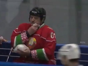 Лукашенка противник на хокејашкој утакмици ударио штапом у лице