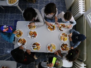 Ручак са децом из Свратишта на Међународни дан деце која живе и раде на улици