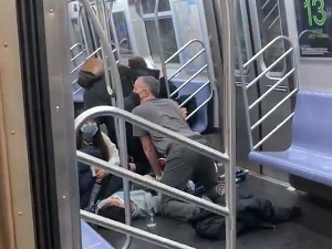 Више повређених у пуцњави на станици метроа у Бруклину, трага се за нападачем
