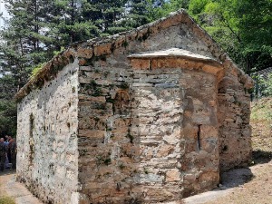 Оштећена ограда православне цркве у селу Брод код Штрпца