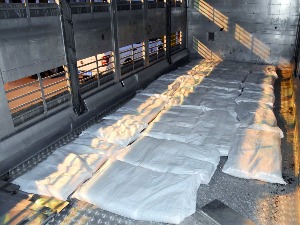 У покретном поду камиона више од 174 килограма марихуане, ухапшене две особе