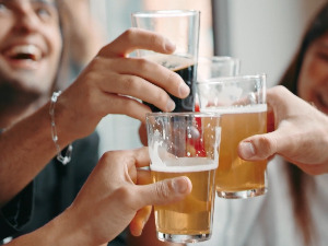 Србија има више од 200.000 регистрованих алкохоличара, ко и зашто највише пије