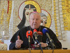 Хочевар: Посета папе Србији се превише пролонгира, постоји могућност да се реализује