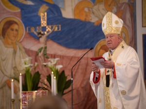 Надбискуп Хочевар на ускршњој миси позвао све заједнице на мир и слогу