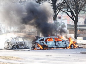 Сукоби полиције и демонстраната у Шведској – запаљена возила, више особа повређено