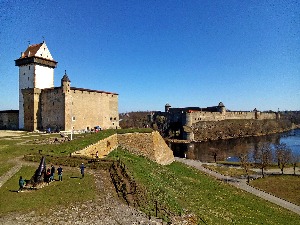 Мост на реци која дели Русију и НАТО: Нарва, естонски град на граници између историја Мост на реци која дели Русију и НАТО: Нарва, естонски град на граници између историја