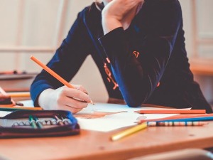 Сваки пети ученик се осећа тужно у школи, а сваки трећи не слуша наставника на часу