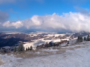 У ивањичком крају априлски снег створио проблеме у саобраћају, и пољопривредници забринути 