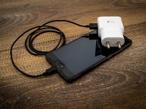 Пре изласка из стана искључите пуњаче за мобилне телефоне, лако могу изазвати пожар