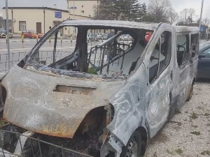 Секунде делиле путнике од трагедије – возач открива како је дошло до паљења комбија након дербија