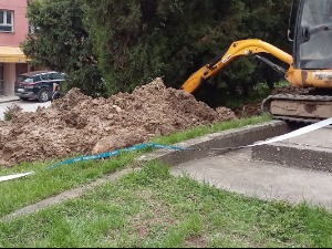 У дворишту основне школе у Лозници из земље извучен предмет сличан гранати