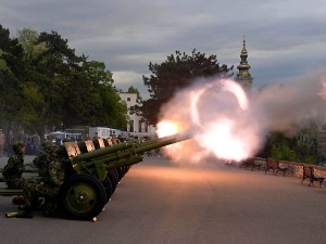 Почасна паљба с десет плотуна поводом Дана војске Србије