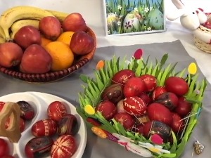 Фарбање јаја у Срба забележено од 16. века, обичај је и да се метла баци преко потока