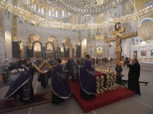 Патријарх служио вечерње Великог петка, из Храма изнета Плаштаница