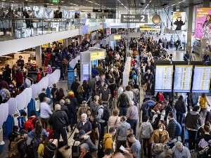 Хаос на аеродрому у Амстердаму, отказани летови због штрајка радника
