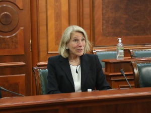 Донфрид: Питање санкција Русији сада на столу пред Србијом