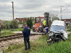 Воз налетео на аутомобил код Ваљева