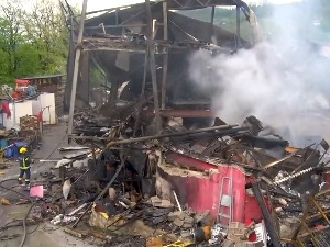 Још тиња пожар који је синоћ избио у ивањичком предузећу "Еурометал"