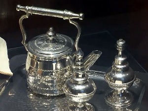 Шта све политичари добијају на поклон – амајлије, ћилиме и вазе, али и урамљене деонице