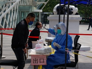 Širi se pandemija u Pekingu, pooštravaju se antikovid mere
