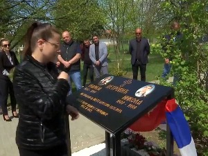 Другови који се не заборављају – Спомен-плоча за Марију и Николу, страдале у бомбардовању аутобуса