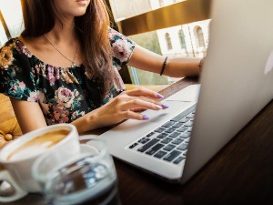 Плату већу од 2.000 евра има само 15 одсто жена у ИТ сектору, мушкараца је дупло више