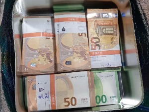 Прешево, цариници открили ручни фрижидер пун девиза